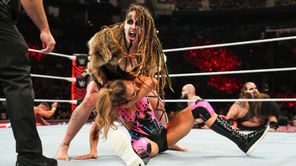 27 साल की WWE रेसलर ने बॉयफ्रेंड के नाम की पहनी अंगूठी, समंदर किनारे इस अंदाज में किया सेलिब्रेट, देखें तस्वीरें