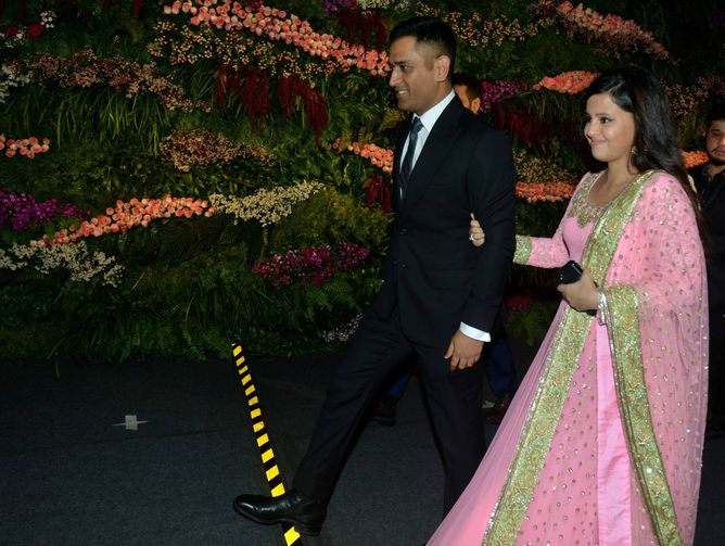 MS Dhoni and wife Sakshi spotted with a famous Bollywood heroine
