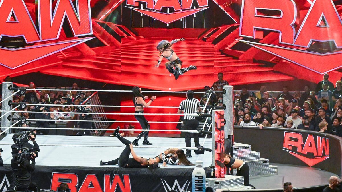 WWE Raw में मैच से पहले रेसलर को मिला विरोधी के दोस्त से ताना (Photo: WWE.com)