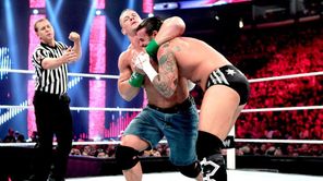 WWE के 3 बड़े सुपरस्टार्स जिन पर आप यकीन नहीं करेंगे कि उनके बच्चे नहीं हैं