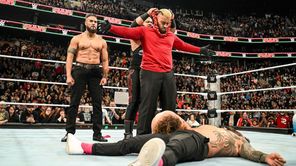 WWE Results: Roman Reigns के भाइयों को फिर मिली हार, ट्राइबल चीफ को टेबल पर पटका गया; दिग्गज ने अपने दुश्मन को हराया