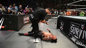 WWE Survivor Series ऑफ-एयर होने के बाद पार्किंग लॉट में 3 स्टार्स ने मचाई तबाही, फेमस स्टार का तोड़ा 'हाथ'