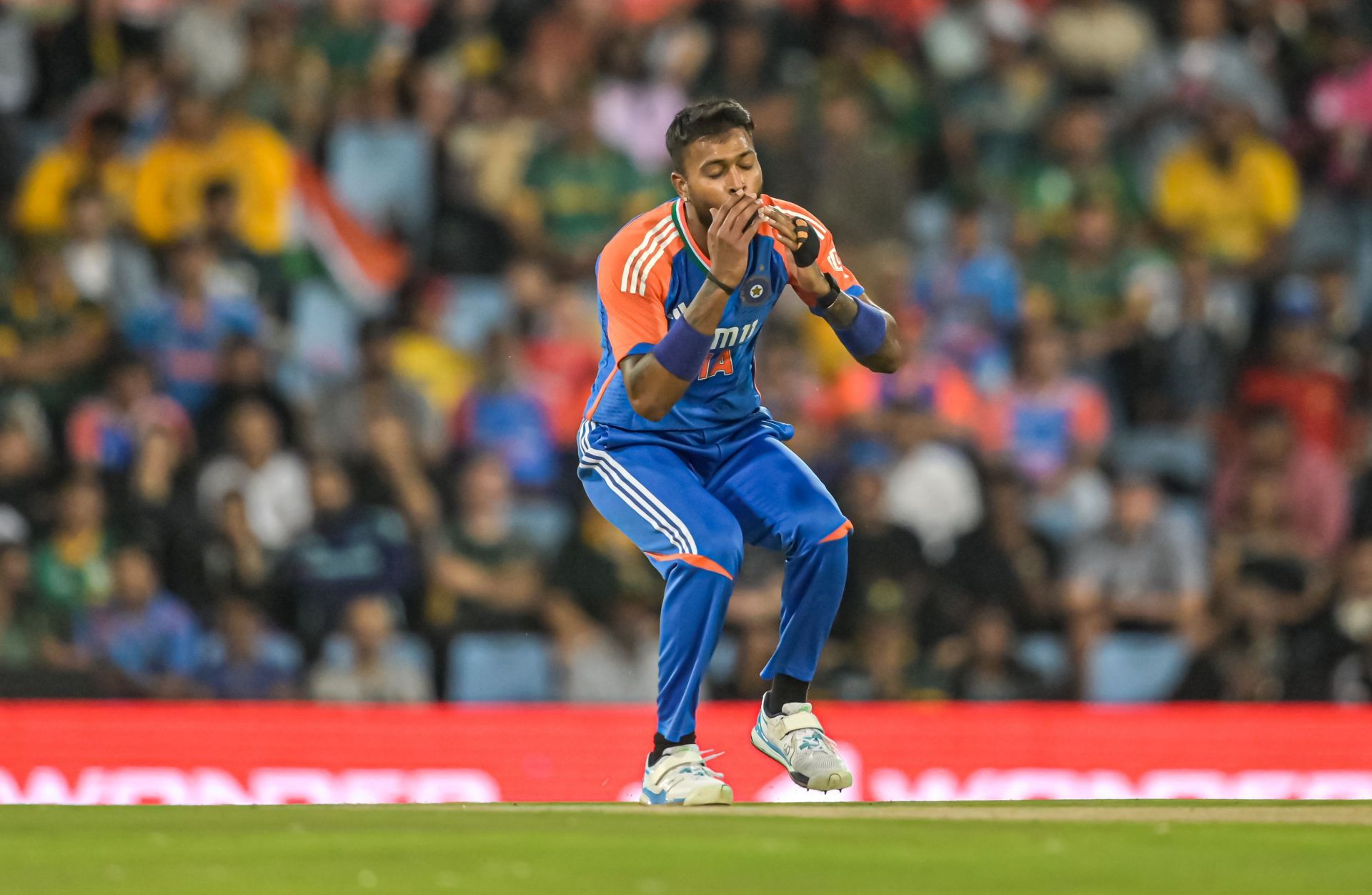 [watch] Enthusiastic Fans Run Onto The Field To Hug Hardik Pandya 