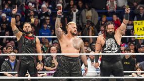 WWE SmackDown में नई ब्लडलाइन का कहर, 3 स्टार्स का हाल किया बेहाल, Roman Reigns का भी बना मजाक