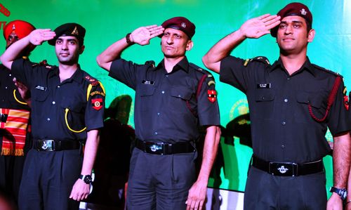 Cricketer MS Dhoni (right) and shooter Abhinav Bindra (left) with combat specialist Deepak Annaji Rao in New Delhi after they were granted honorary rank of Lieutenant Colonel in the Territorial Army (Image Credits: Getty Images)