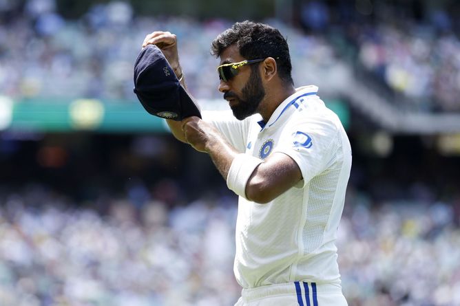 [Watch] "Nahi lag raha hai zor" - Jasprit Bumrah's candid comments on bowling workload caught on stump mic on Day 4 of BGT 2024-25 4th Test