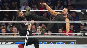 WWE SmackDown में बैसाखी के सहारे आए Roman Reigns के भाई का 'निकला दम', क्लेमोर से हुए ढेर