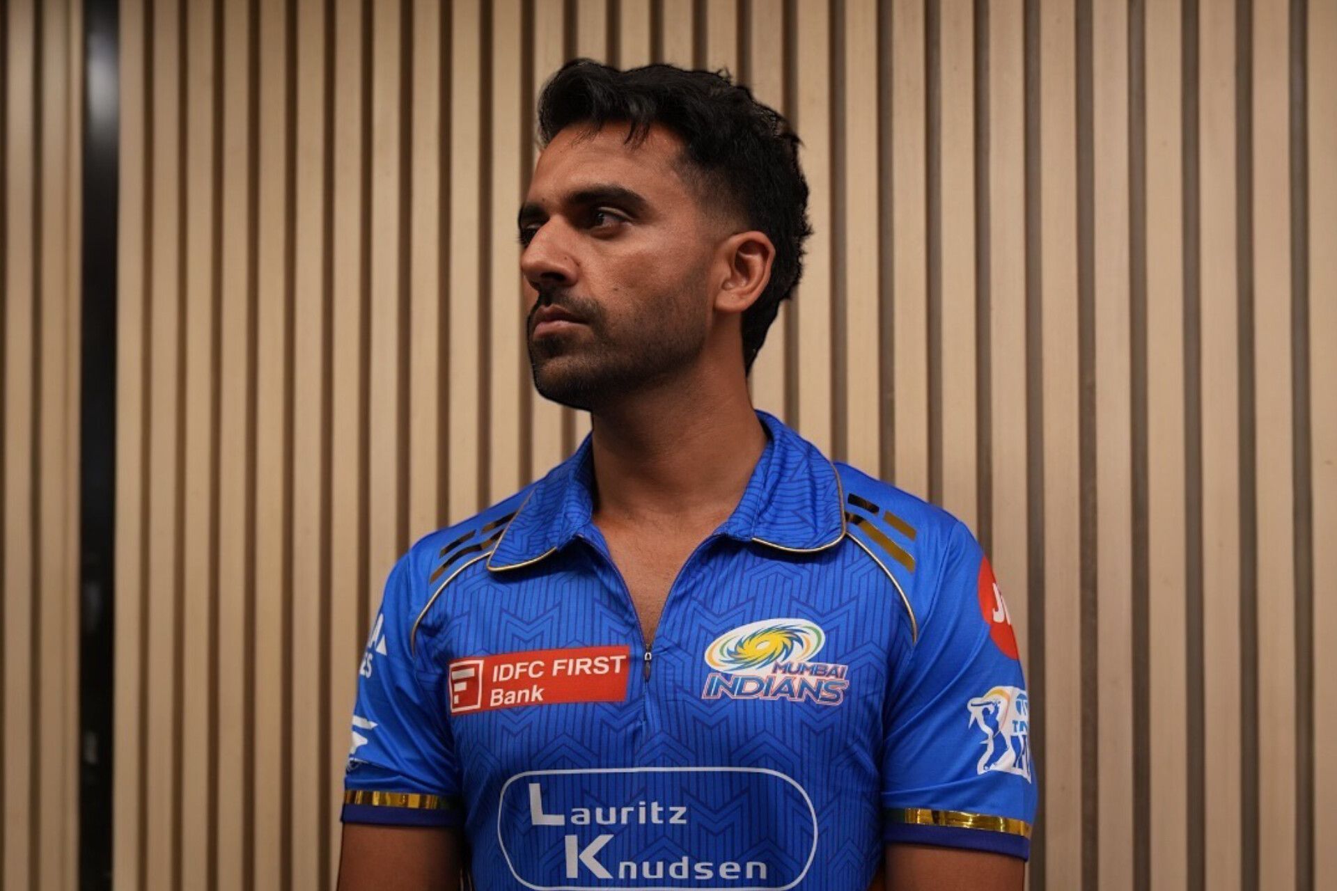 Deepak Chahar posing in Mumbai Indians jersey (Image via Instagram-@mumbaiindians)