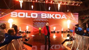 3 कारण क्यों Solo Sikoa WWE SmackDown में The Bloodline को बीच रिंग में छोड़कर चले गए