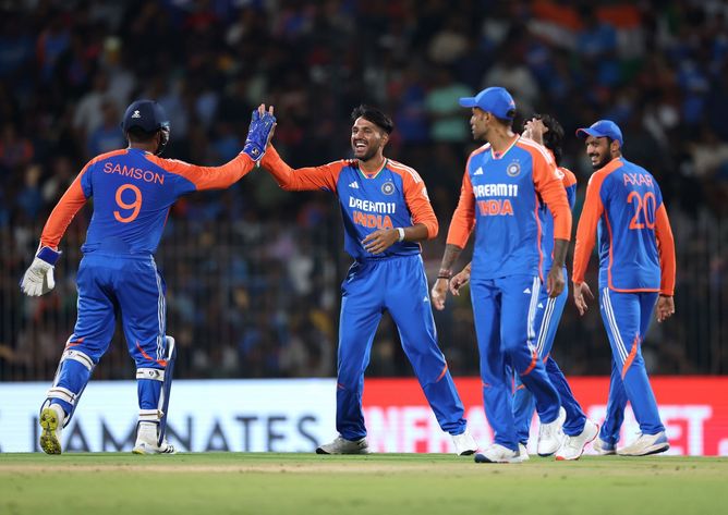 Brydon Carse's suicidal run out after huge mix-up in 2025 IND vs ENG 2nd T20I [Watch]