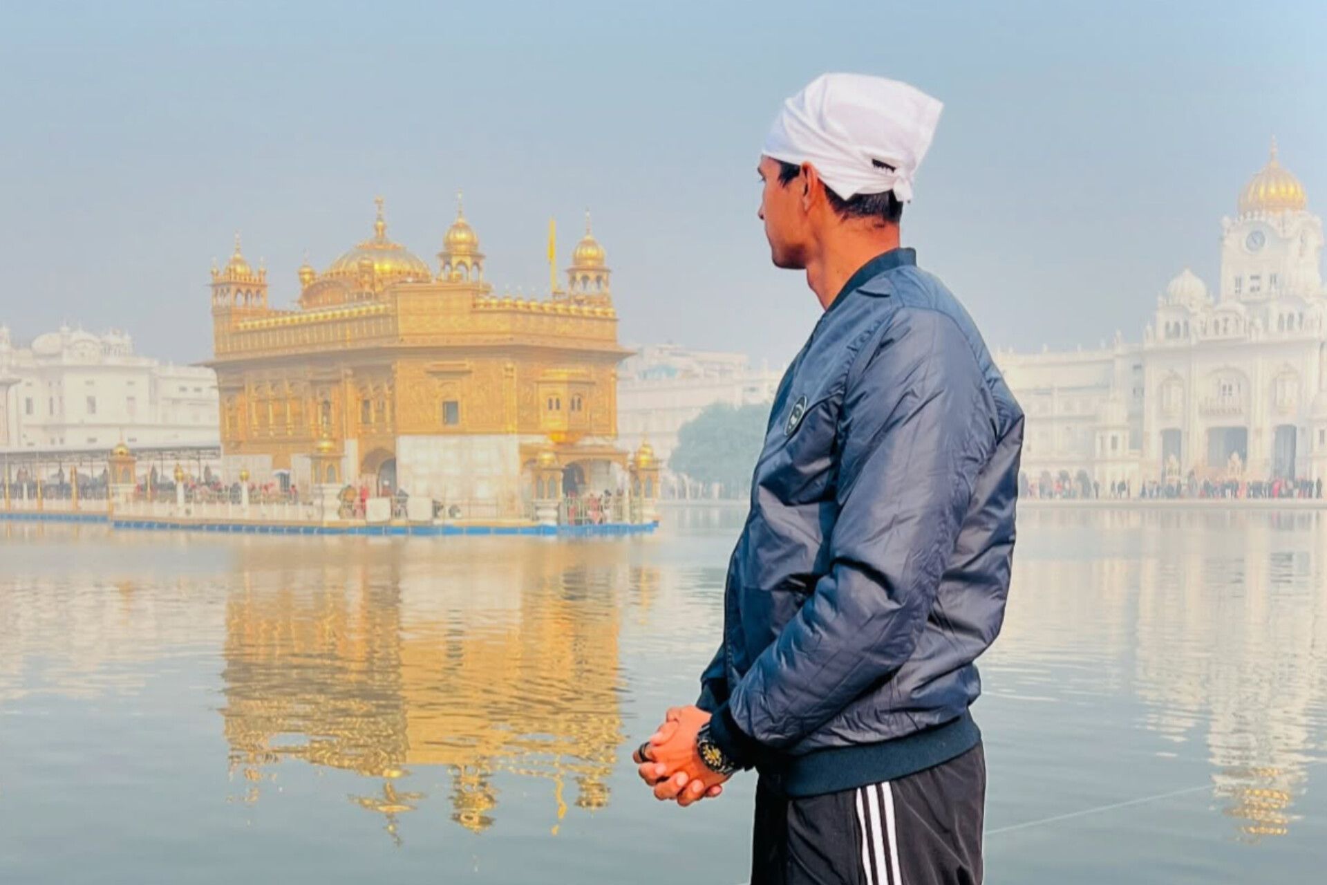 Navdeep Saini offers prayers at Golden Temple in Amritsar (Image via Instagram-@navdeep_saini10_official)