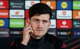 Harry Maguire says he sent private message to Joshua Zirkzee after Manchester United fans sarcastically cheered him off the pitch