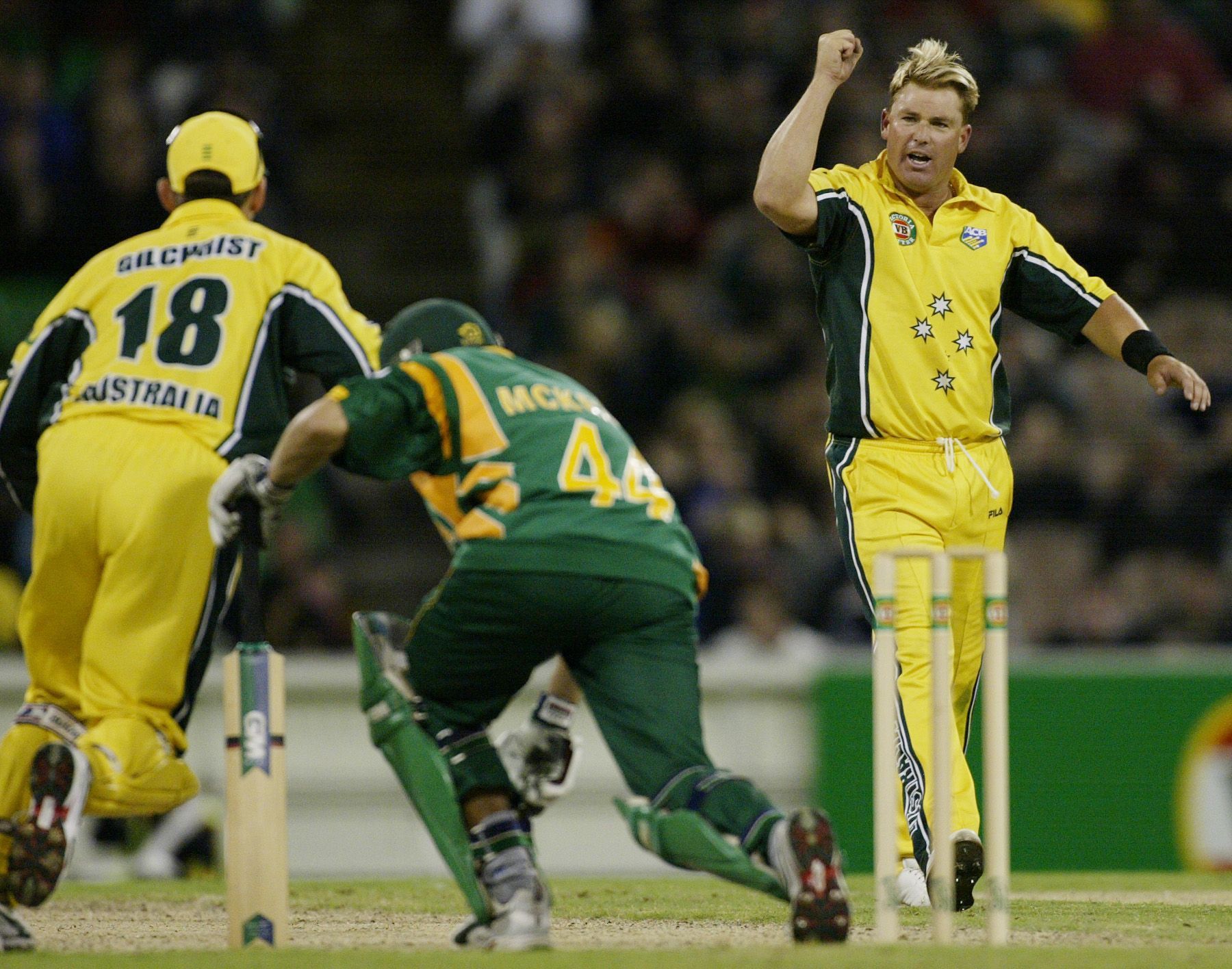 Shane Warne celebrates a wicket in an ODI against South Africa. (Image Credits: Getty Images)