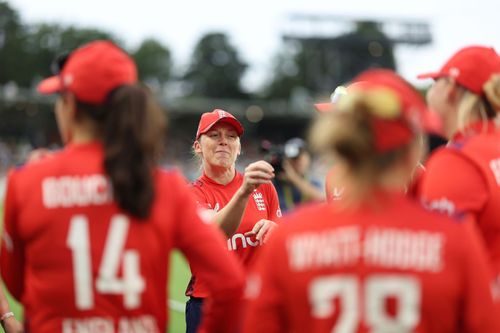 Heather Knight with the England team. (Credits: Getty)