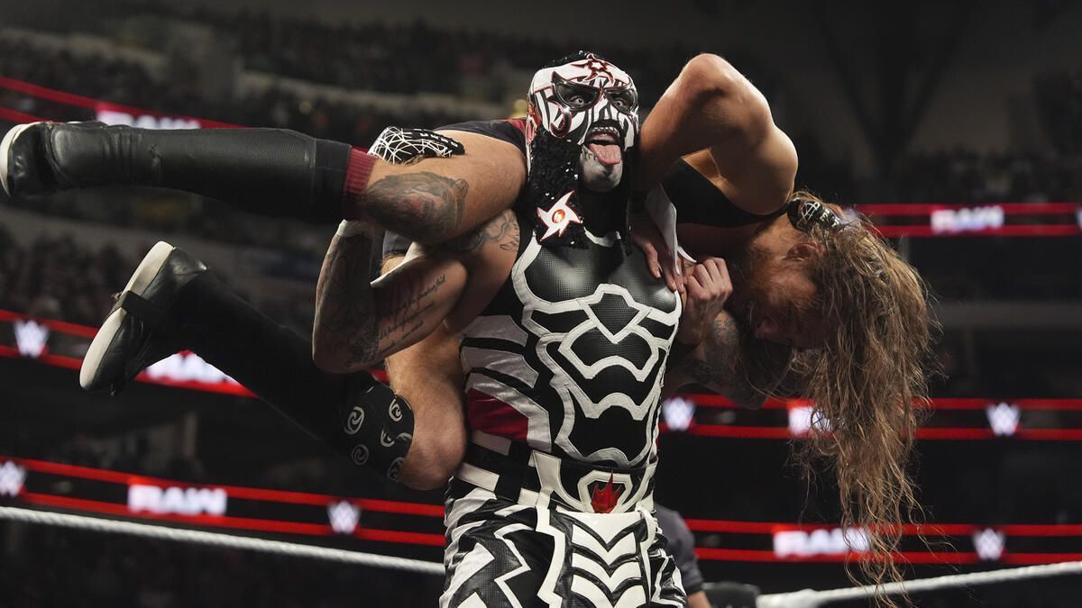 Penta and Pete Dunne during their RAW match. [Image via WWE.com]