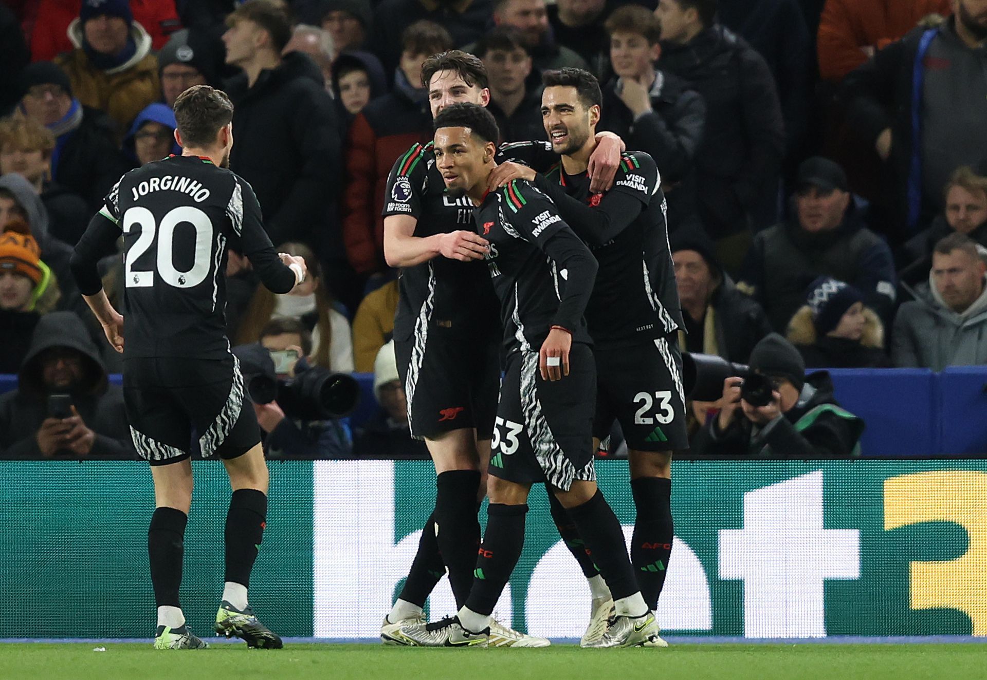 Arsenal players celebrate their goal. - Source: Getty