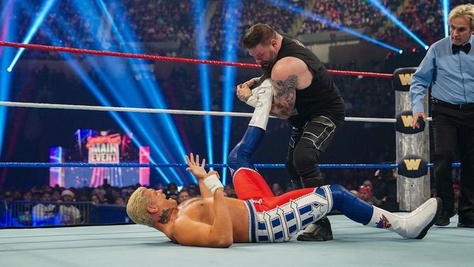 3 जबरदस्त चीजें जो Saturday Night's Main Event में WWE चैंपियनशिप मैच के कॉन्ट्रैक्ट साइनिंग सैगमेंट में हो सकती हैं