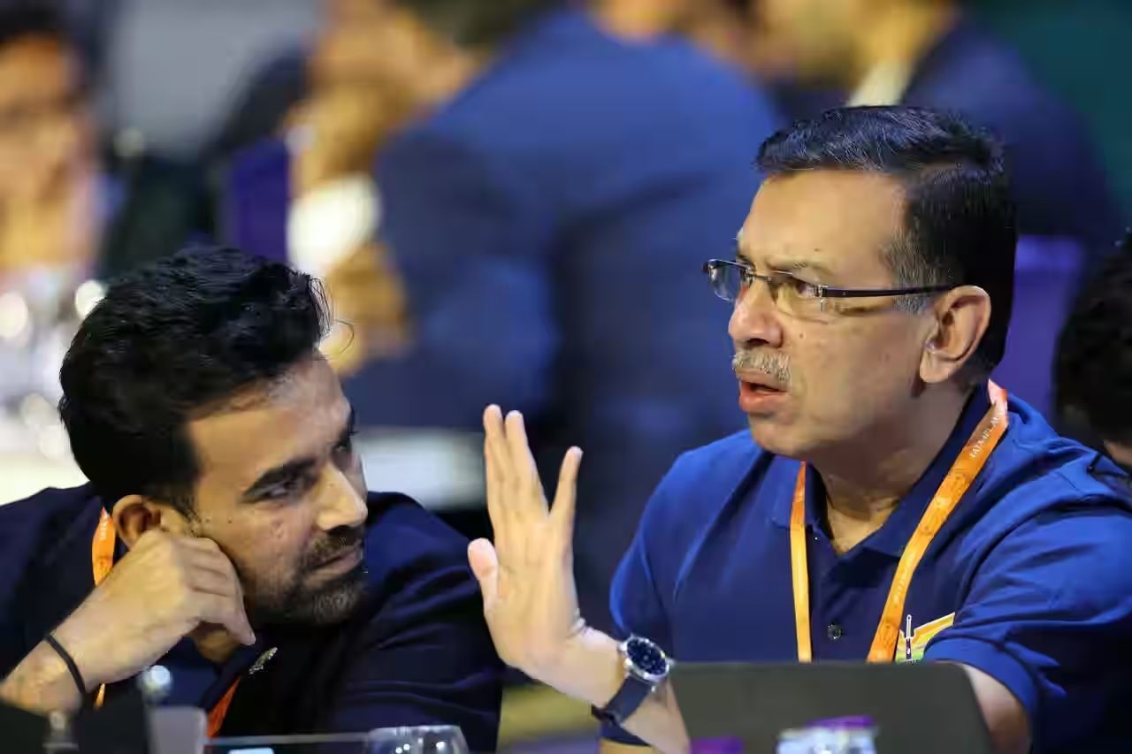 Sanjiv Goenka (right) owns franchise teams across multiple sports. [P/C: iplt20.com]