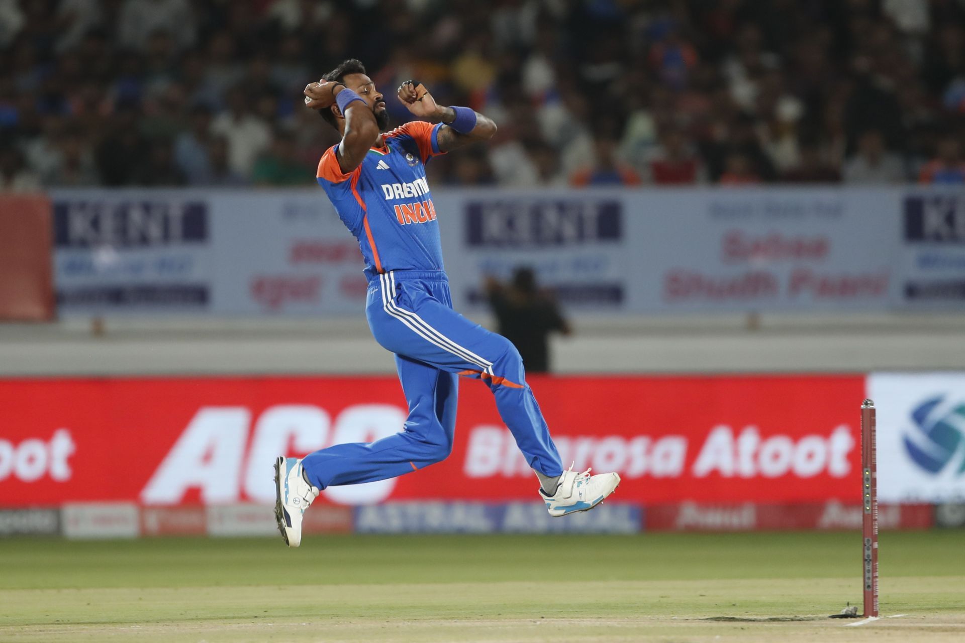 Hardik Pandya bowls. (Credits: Getty)