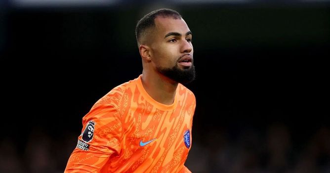 "He is a world-class goalkeeper" – Chelsea loanee praised by manager hours after Robert Sanchez's mistake in Manchester City loss