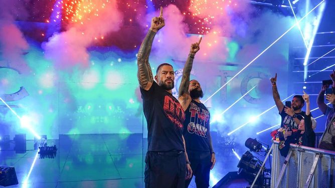 WWE SmackDown में Roman Reigns के भाई की हार, मैच के बाद कट्टर दुश्मनों ने मचाया बवाल, हुई अफरातफरी