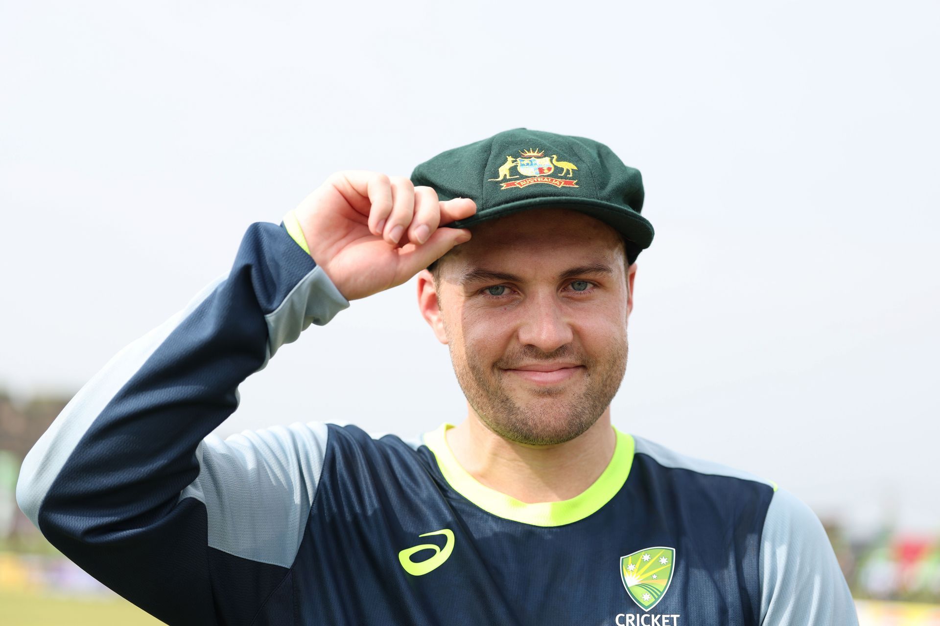 Josh Inglis proudly with his Baggy Green. (Credits: Getty)