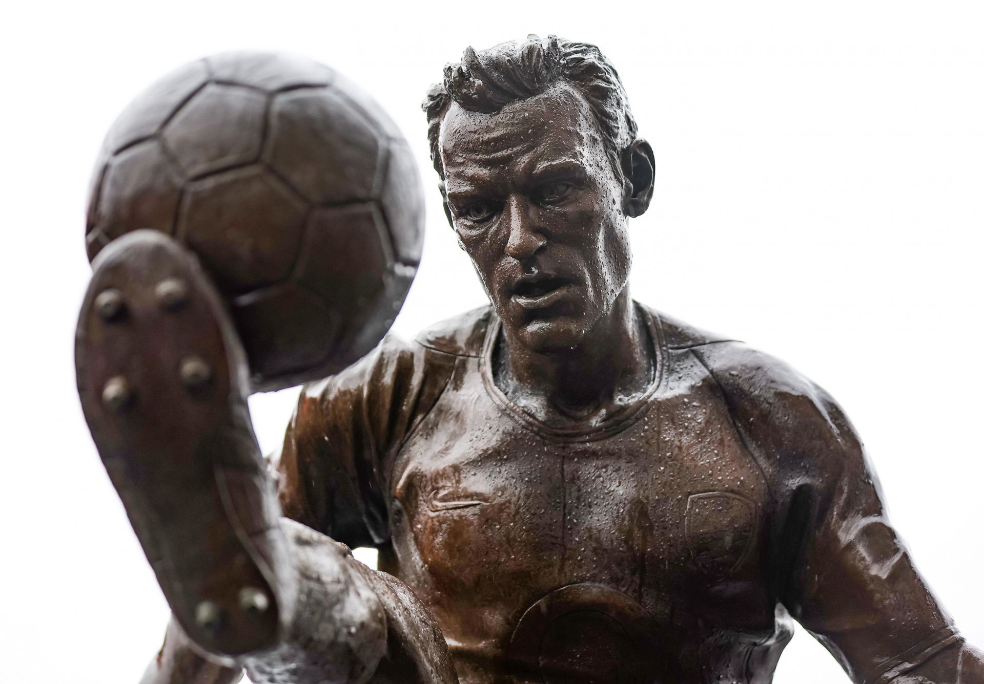 Dennis Bergkamp&#039;s statue outside Emirates Stadium - Premier League - Source: Getty