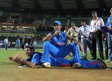 "Aise log kaafi kam hote hai" - Yuvraj Singh's father heaps praise on MS Dhoni