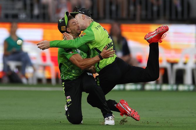 [Watch] Daniel Sams and Cameron Bancroft involved in horrific collision as they attempt to take a catch in BBL 2024-25