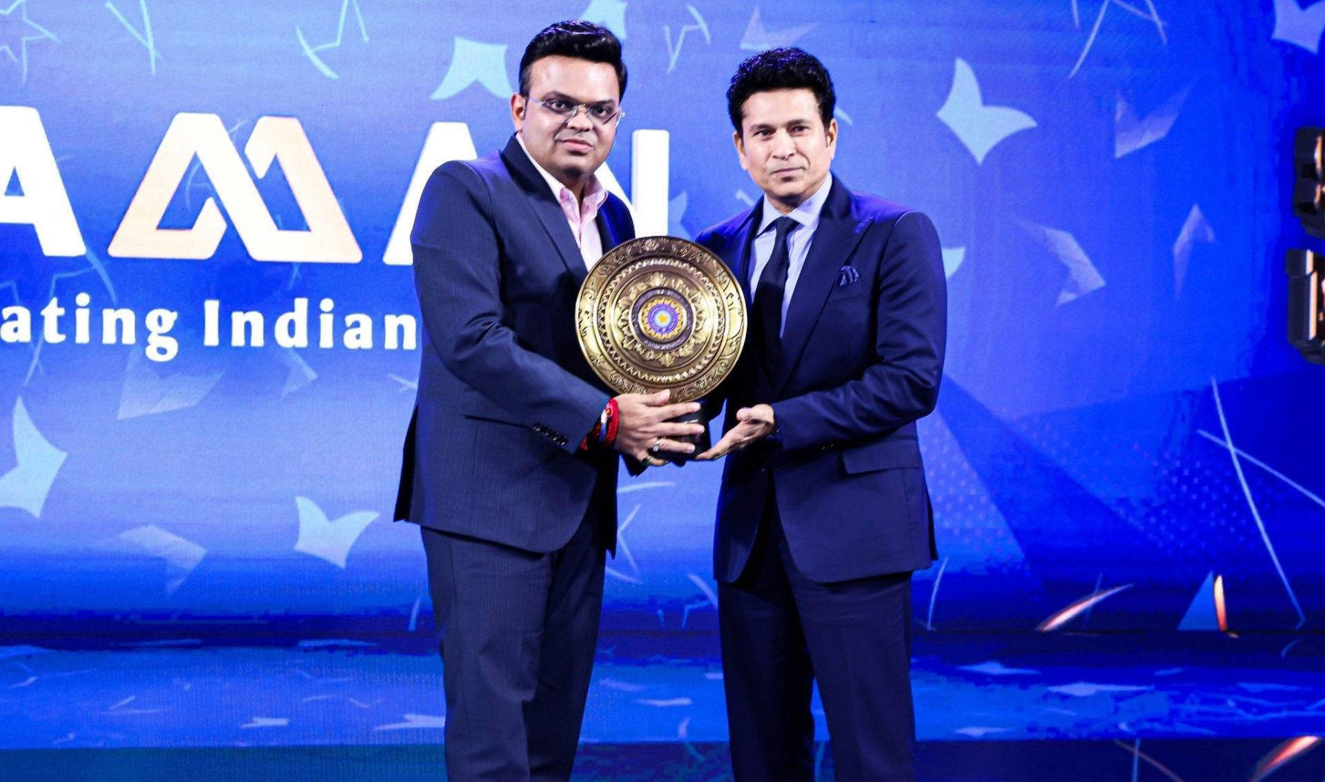 Jay Shah presents the award to Sachin Tendulkar. (Credits:Sachin Tendulkar X)