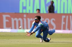"You need somebody as quick as Virat Kohli" - Sunil Gavaskar reacts to Kuldeep Yadav's dropped catch during IND vs PAK 2025 Champions Trophy match