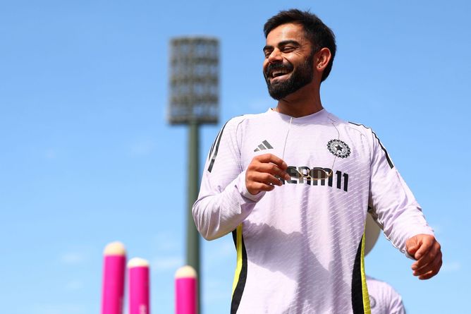 3 fans enter the field to touch Virat Kohli’s feet in Delhi vs Railways Ranji Trophy 2024-25 match [Watch]