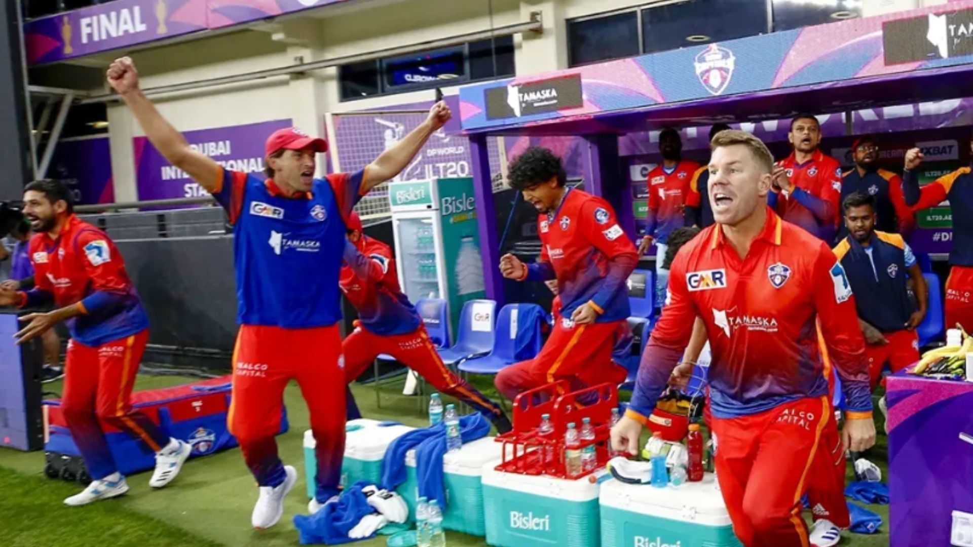 David Warner and others celebrate as Dubai Capitals win ILT20 2024/25 title (Image Credits: Dubai Capitals/IG)