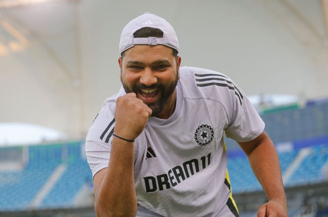 Fans create stampede-like situation in Dubai street to catch a glimpse of Rohit Sharma during the 2025 Champions Trophy [Watch]
