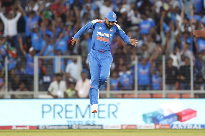 [Watch] Virat Kohli takes new RCB teammate Liam Livingstone's bat, tries shadow batting in middle of IND vs ENG 2025 3rd ODI