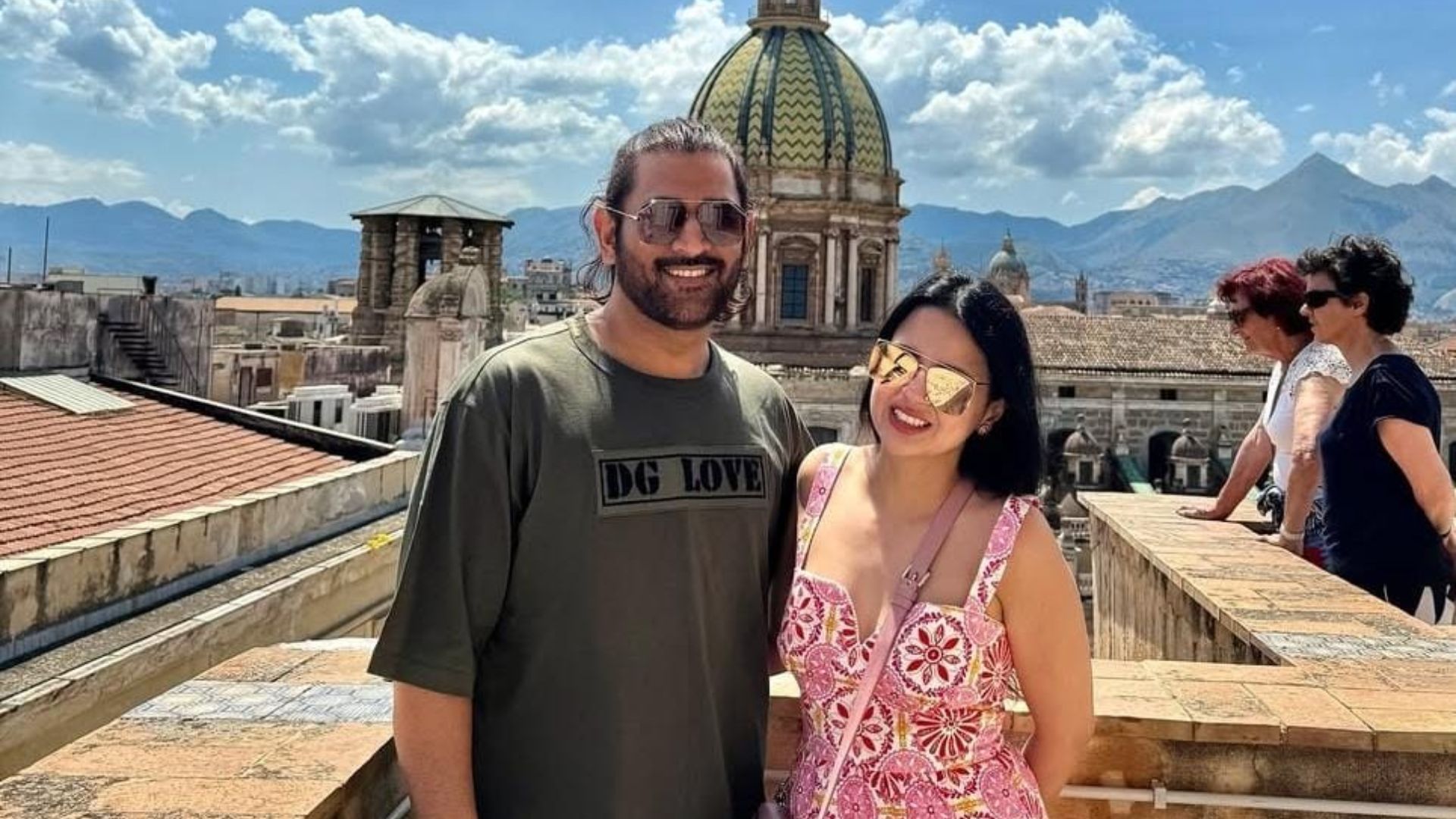 MS Dhoni with wife Sakshi Singh (Image Credits: Sakshi Singh/IG)