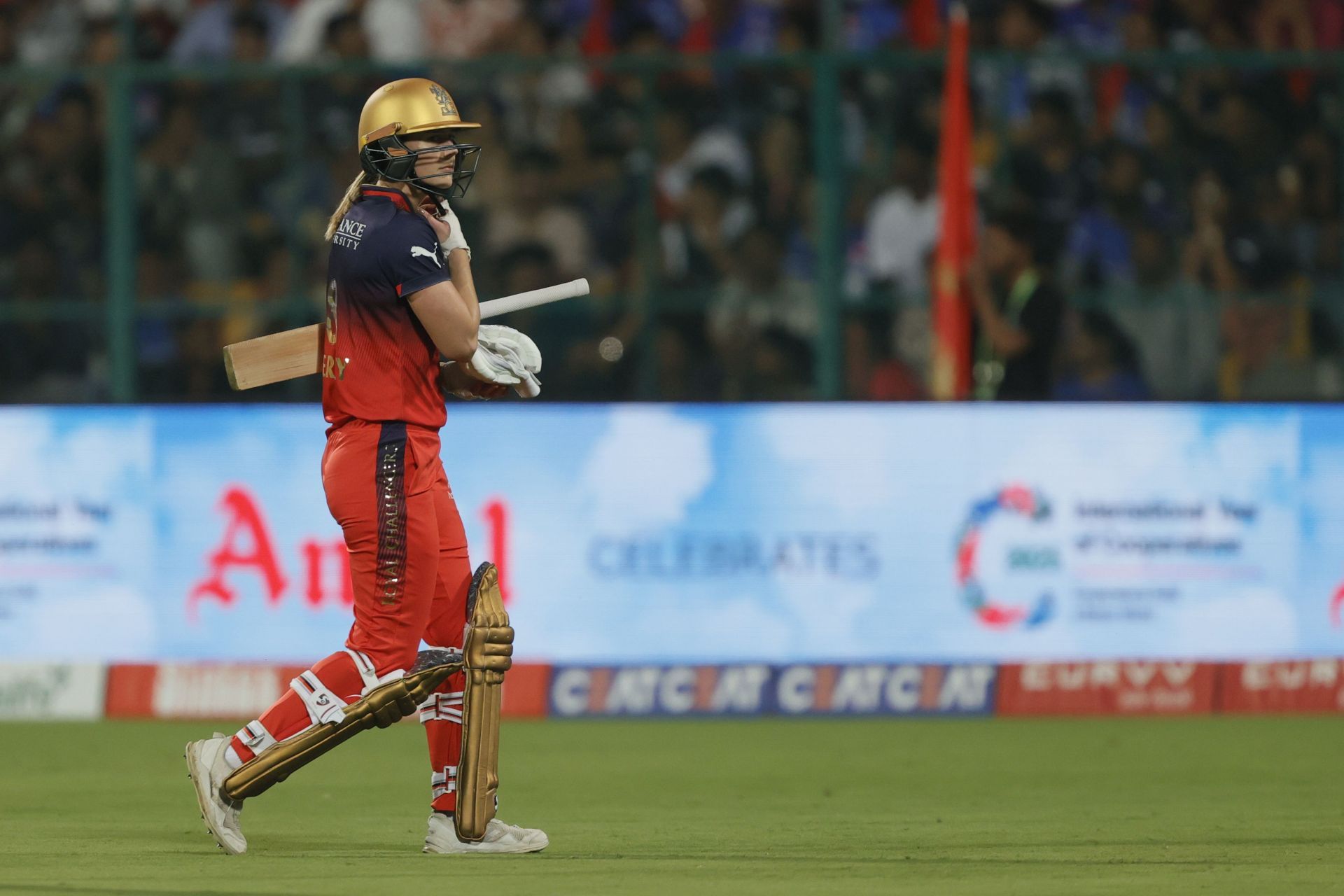 Ellyse Perry returning to the pavilion during RCB vs GG WPL 2025 clash. (Image: wplt20/X)