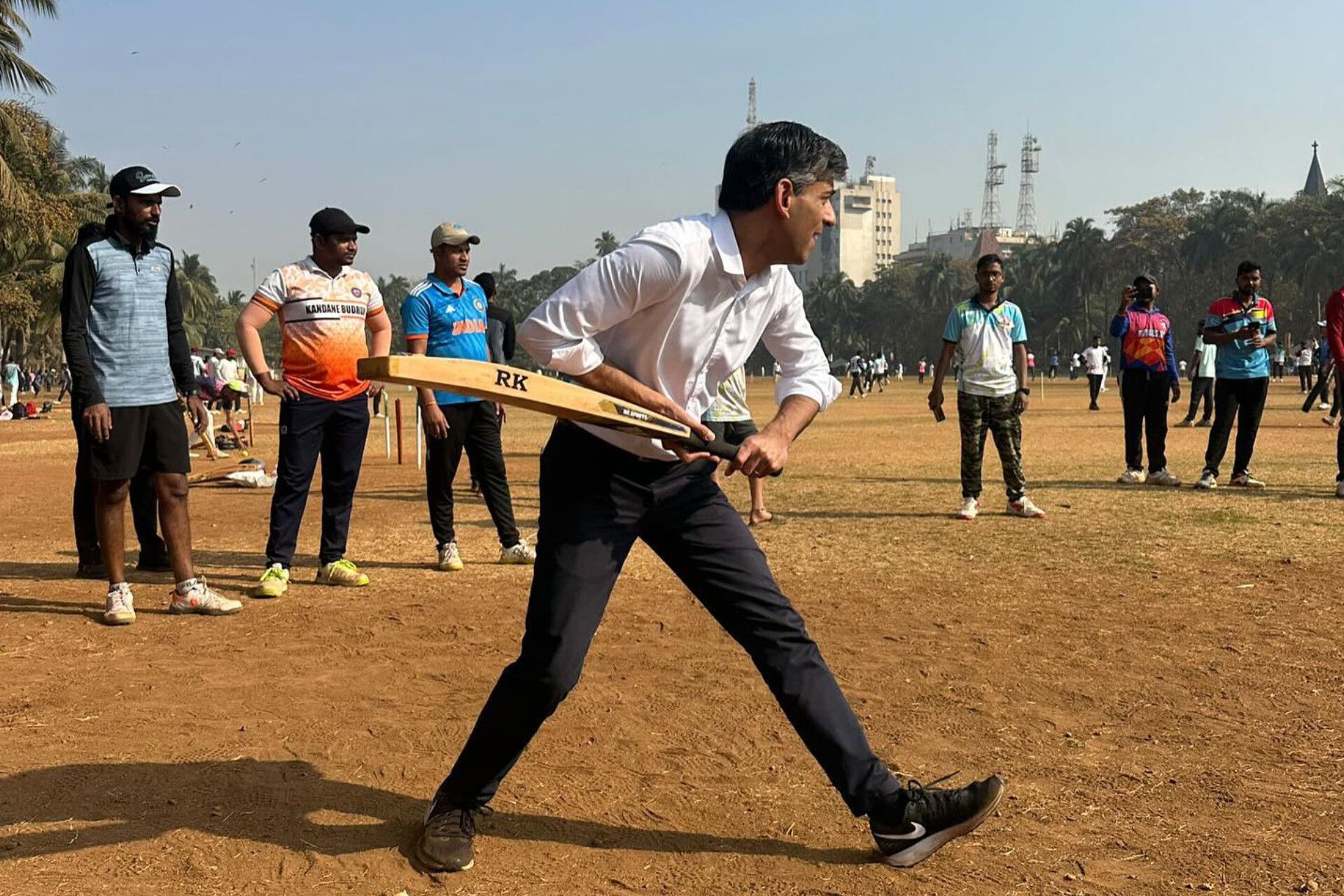 Former UK Prime Minister plays cricket in Mumbai (Image via Instagram-@rishisunakmp)