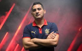 "Was running in a bathrobe" - RCB's Mr. Nags shares hilarious unheard story featuring legendary fast bowler