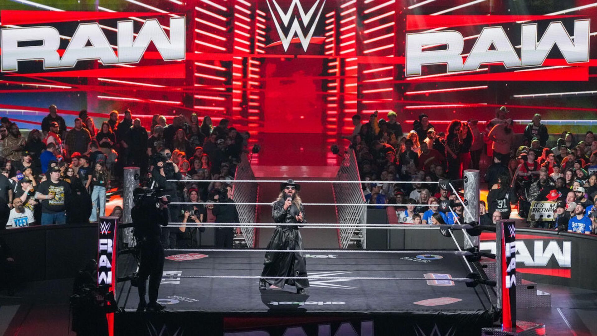 A popular star will be returning to RAW tonight. [Image credit: WWE.com]