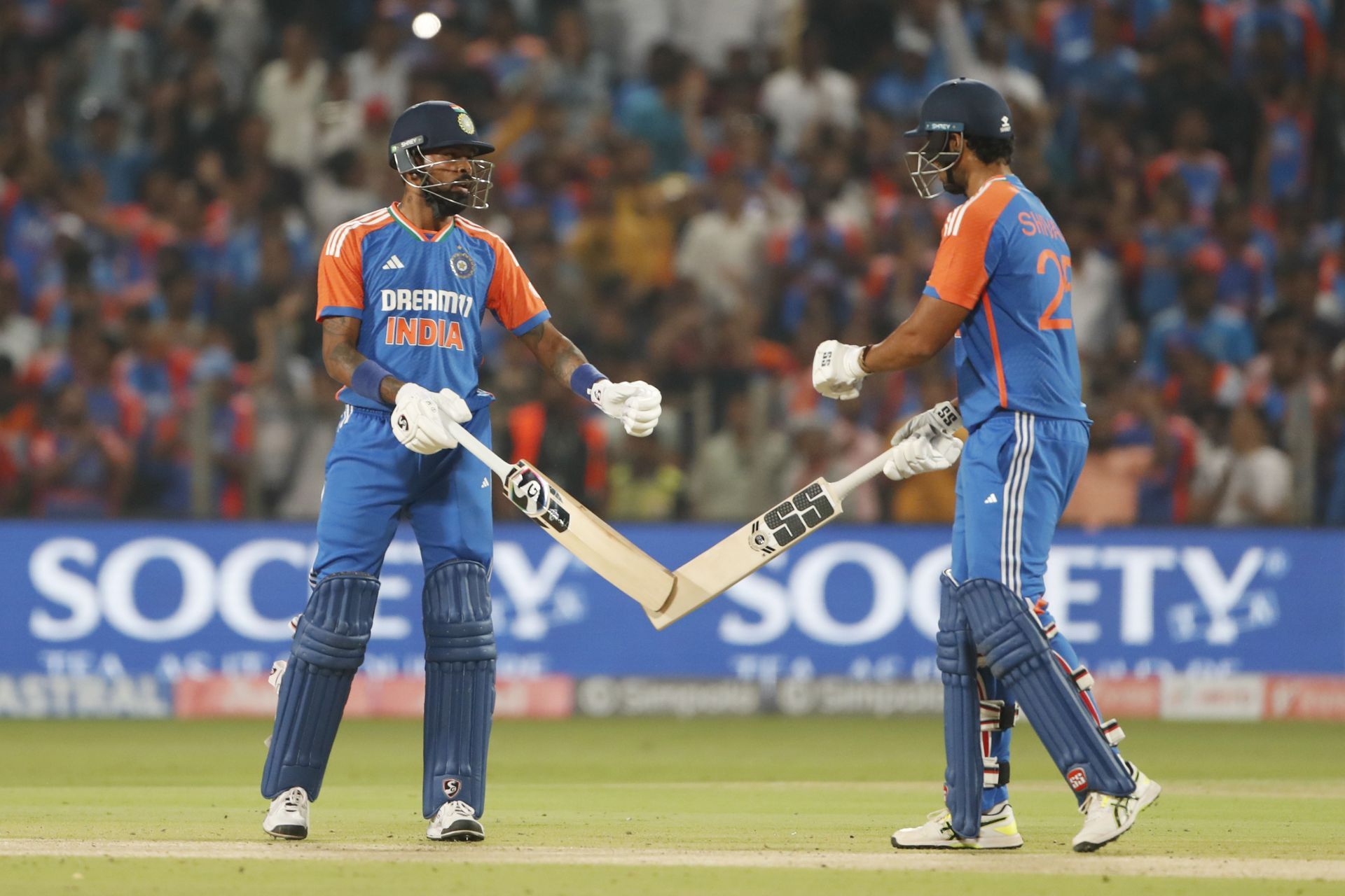 Hardik Pandya and Shivam Dube bailed India out of trouble after they were reduced to 79/5 in the fourth T20I against England. [P/C: Getty]