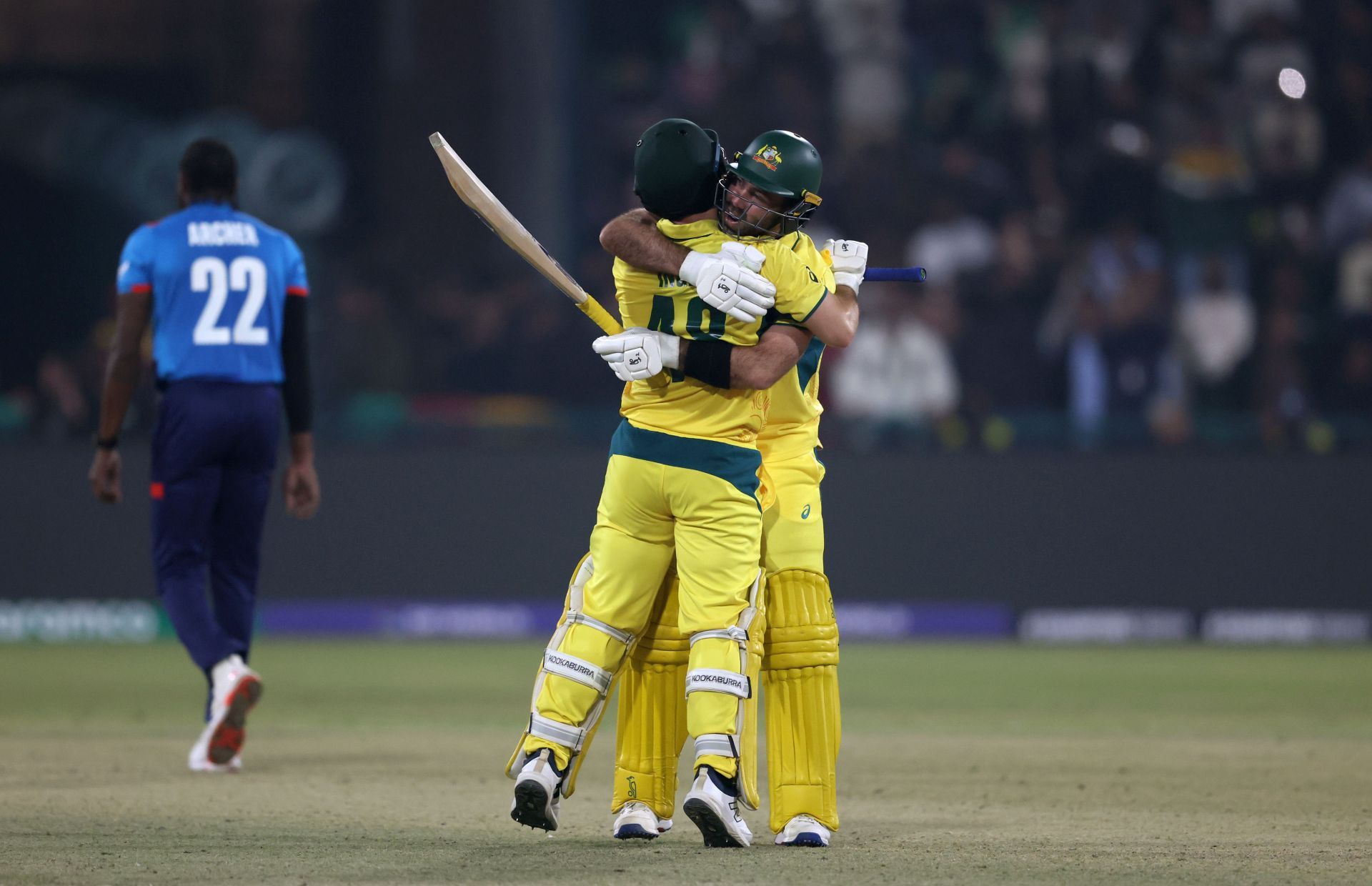 Josh Inglis celebrates with Glenn Maxwell. (Credits: Getty)