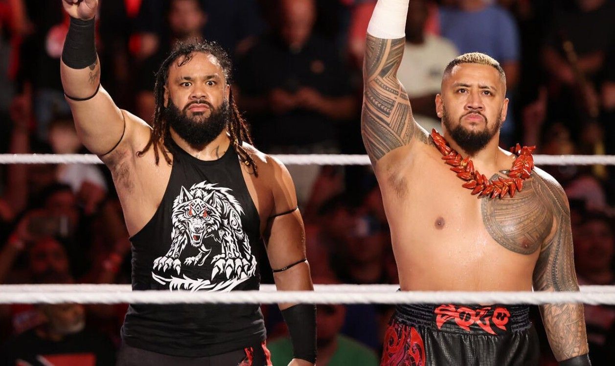 Jacob Fatu and Solo Sikoa throwing the ones up (Image Credits: wwe.com)