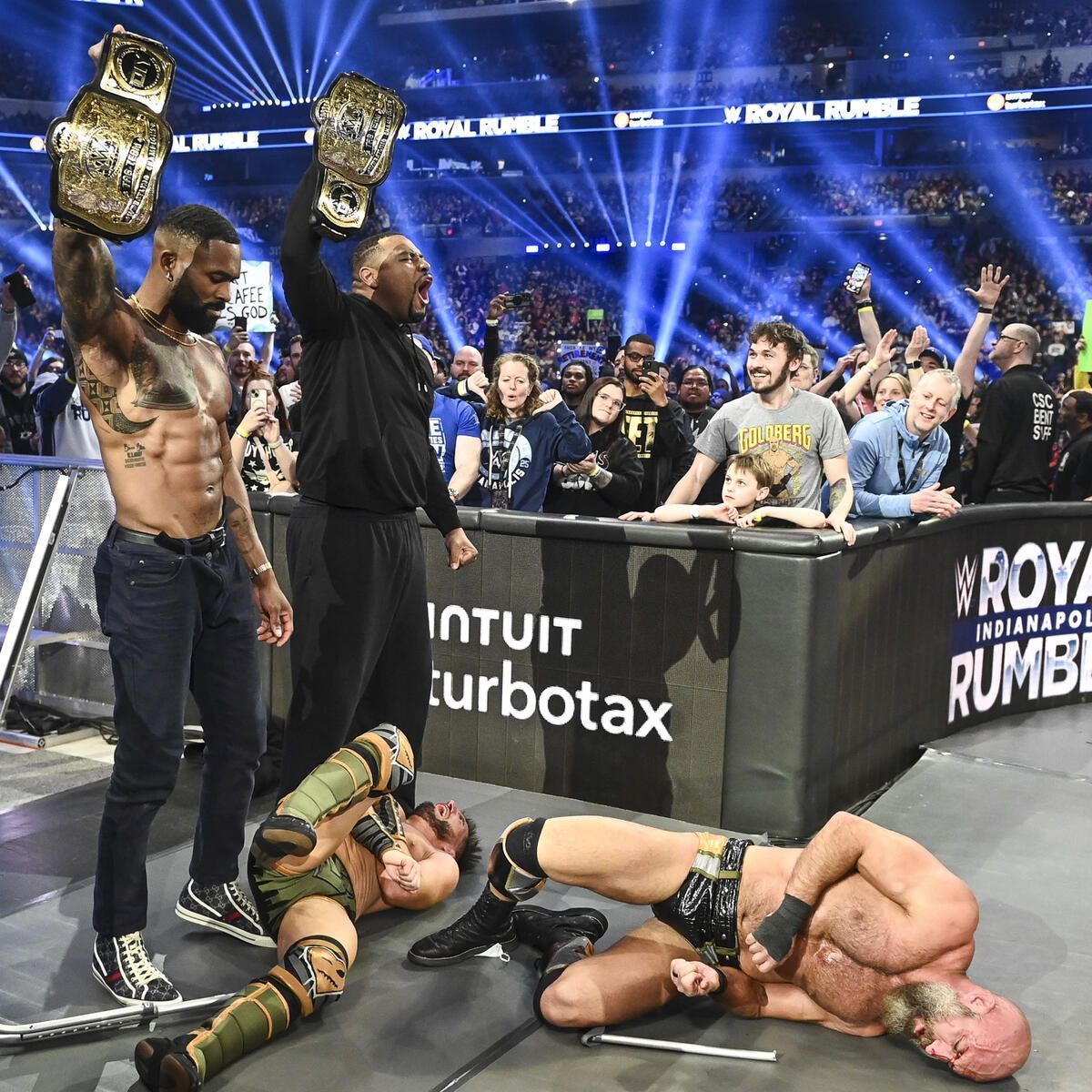 स्ट्रीट प्रॉफिट्स ने किया दो टीमों पर अटैक (Photo: WWE.com)