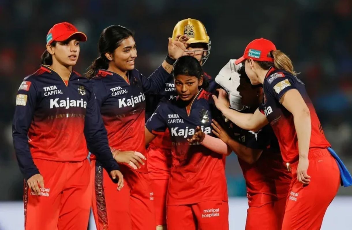 Smriti Mandhana celebrating a wicket with her RCB teammates