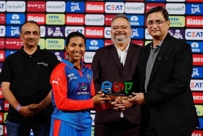 "Captain for a reason"- Fans hail Niki Prasad after her POTM performance in MI vs DC WPL 2025 clash