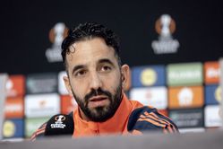 Manchester United keen on selling midfielder before deadline day - Reports