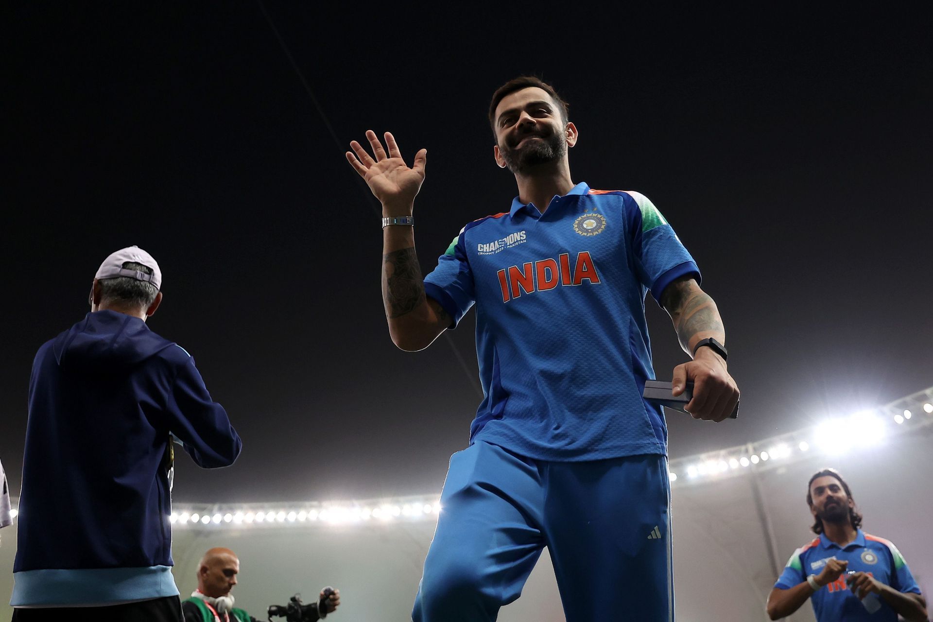 Virat Kohli's special celebration for Anushka Sharma near boundary line ...