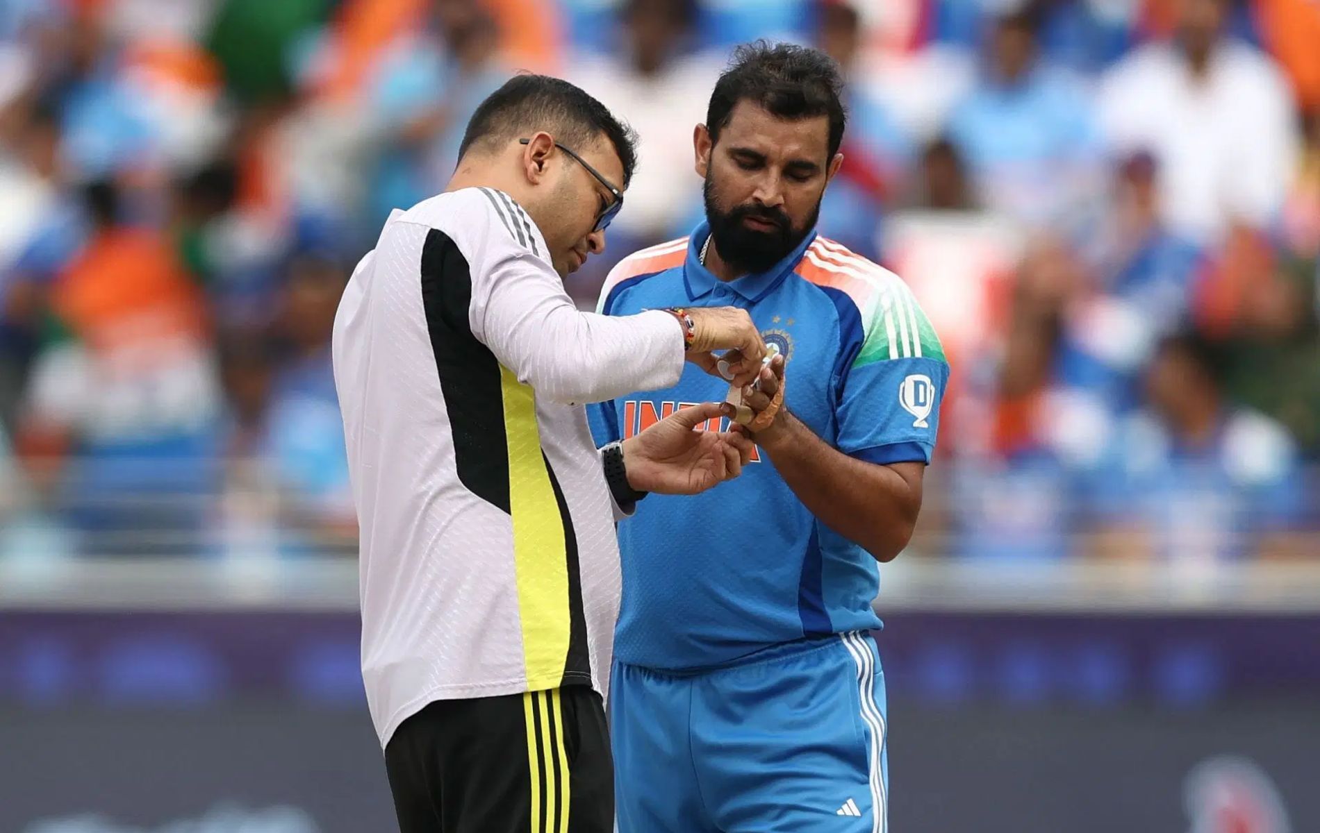 Mohammad Shami (right) receiving medical treatment during IND vs NZ 2025 Champions Trophy final. (Pic: Getty Images). 