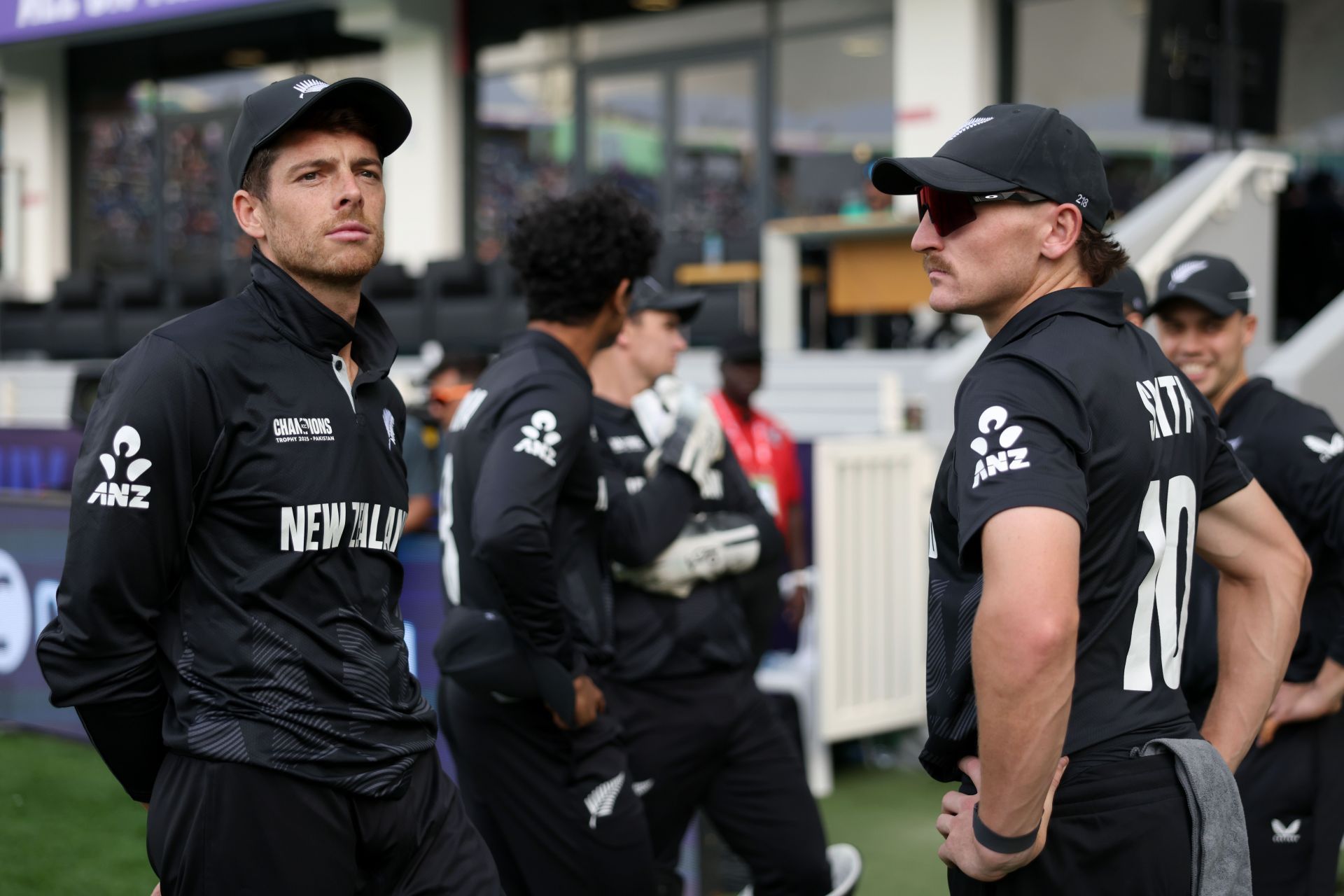 Mitchell Santner with his players. (Credits: Getty)